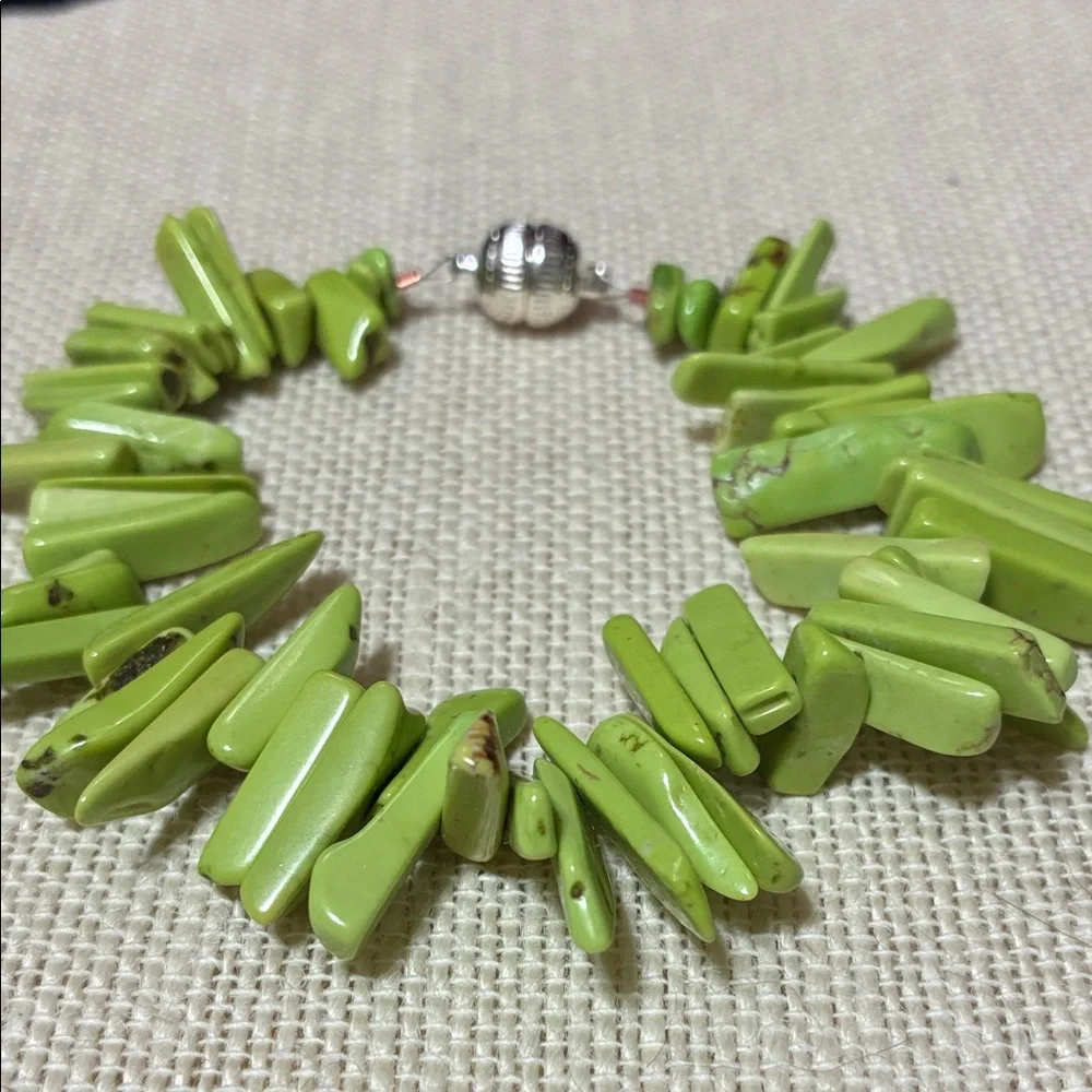 Green apple turquoise teeth gemstone magnetic clasp bracelet - Picture 7 of 8